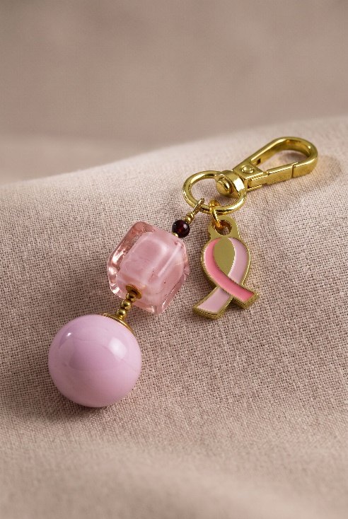 Le porte-clés Mémomamo posé sur un tissu clair.